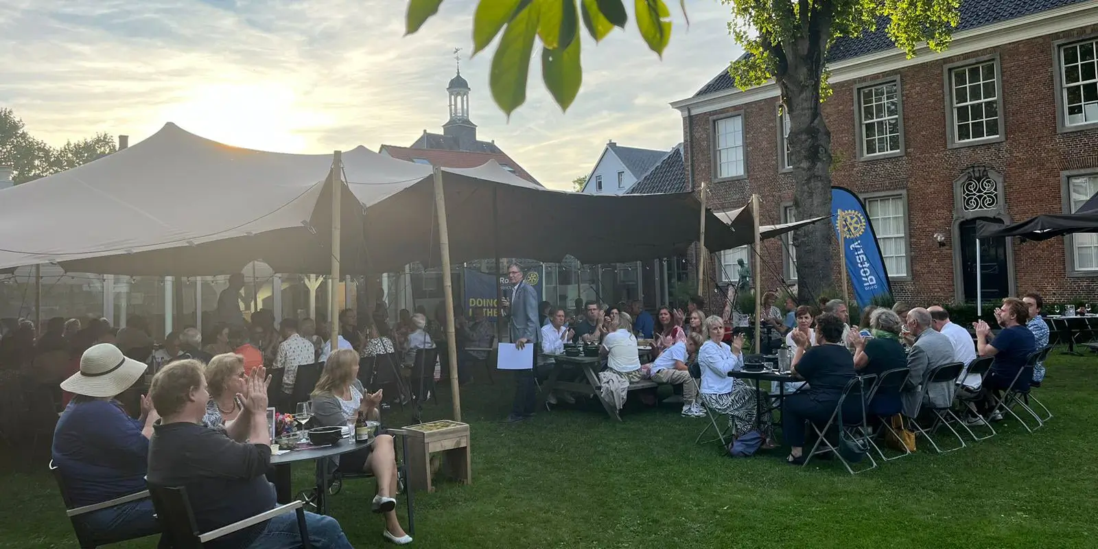 Opbrengst mosselfeest RC Roosendaal naar voedselbos Vierhoeven